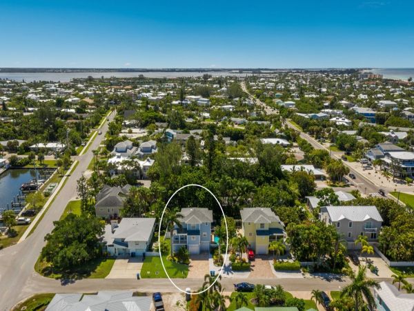 Walk to Beach Anna Maria Three Bedroom Vacation Home Sleeps 6
