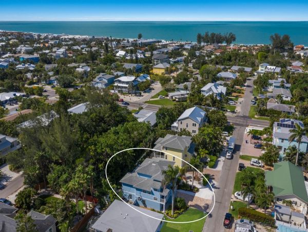 Walk to Beach Anna Maria Three Bedroom Vacation Home Sleeps 6