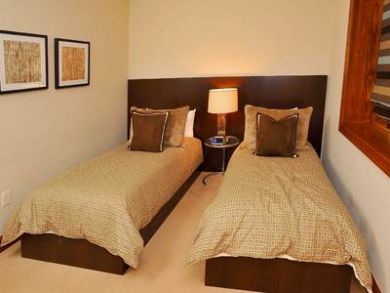 Guest bedroom with twin bed Guest bedroom with twin bed
