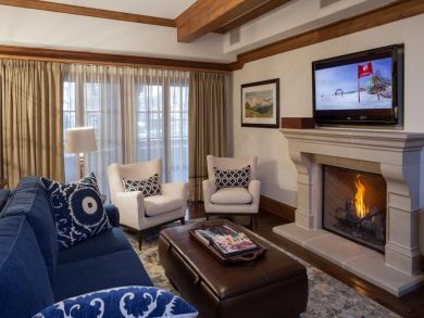 Luxury Two Bedroom Condo with Communal Pool - Close to Lifts
