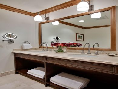 Luxury Two Bedroom Condo with Communal Pool - Close to Lifts