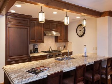 Luxury Two Bedroom Condo with Communal Pool - Close to Lifts