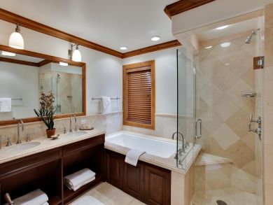Luxury Two Bedroom Condo with Communal Pool - Close to Lifts