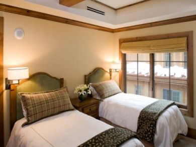 Guest bedroom with twin beds