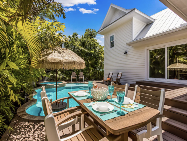 Charming Coastal Retreat in Holmes Beach - 3 Bedroom Vacation Rental Pool