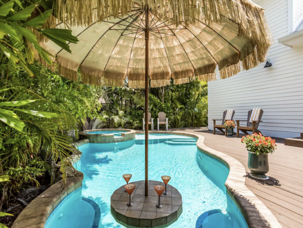 Charming Coastal Retreat in Holmes Beach - 3 Bedroom Vacation Rental Pool