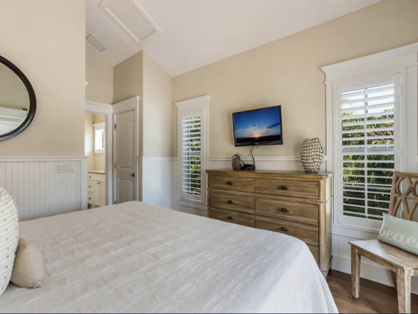 Charming Coastal Retreat in Holmes Beach - 3 Bedroom Vacation Rental Pool