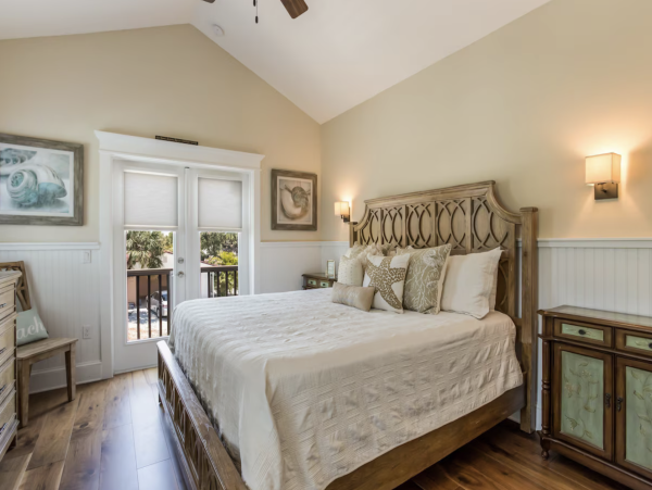 Charming Coastal Retreat in Holmes Beach - 3 Bedroom Vacation Rental Pool