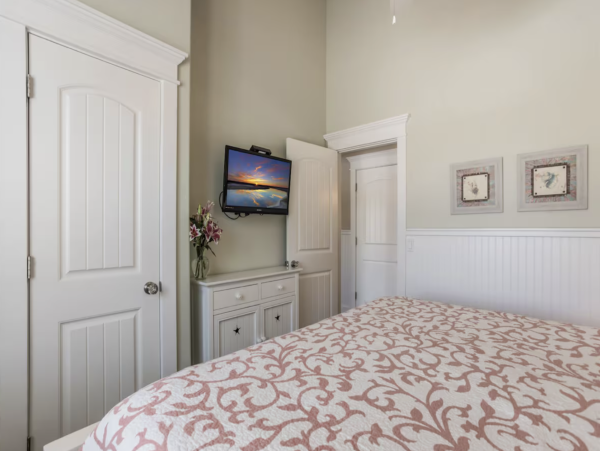 Charming Coastal Retreat in Holmes Beach - 3 Bedroom Vacation Rental Pool