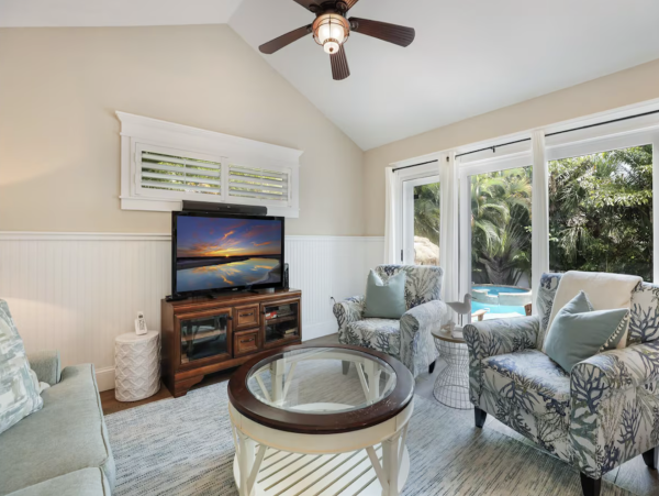 Charming Coastal Retreat in Holmes Beach - 3 Bedroom Vacation Rental Pool