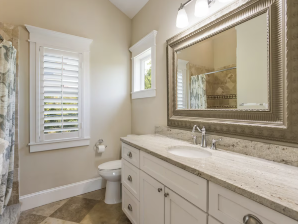Charming Coastal Retreat in Holmes Beach - 3 Bedroom Vacation Rental Pool
