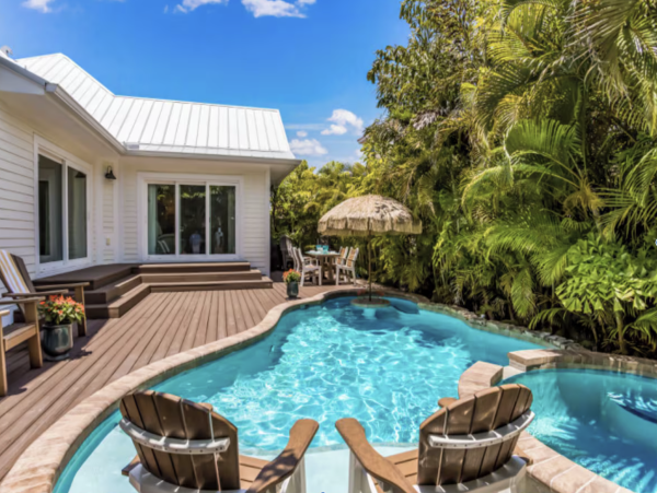 Charming Coastal Retreat in Holmes Beach - 3 Bedroom Vacation Rental Pool