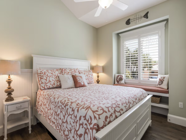 Charming Coastal Retreat in Holmes Beach - 3 Bedroom Vacation Rental Pool