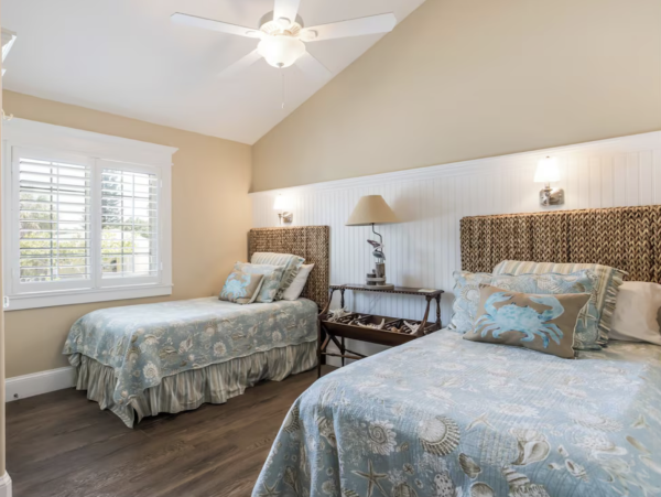 Charming Coastal Retreat in Holmes Beach - 3 Bedroom Vacation Rental Pool