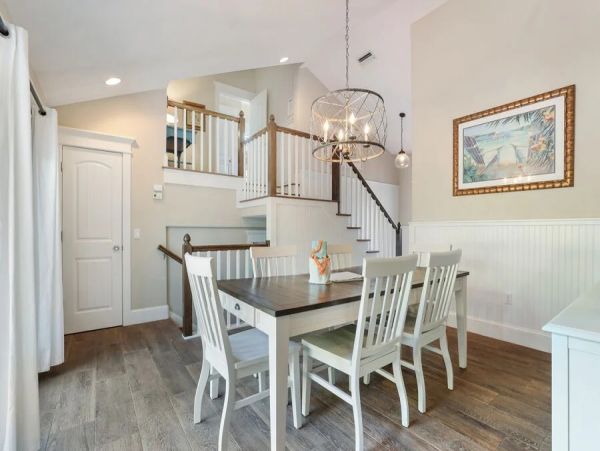 Charming Coastal Retreat in Holmes Beach - 3 Bedroom Vacation Rental Pool