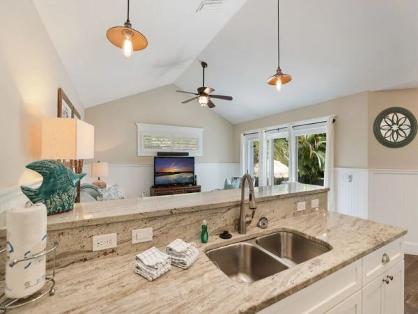 Charming Coastal Retreat in Holmes Beach - 3 Bedroom Vacation Rental Pool