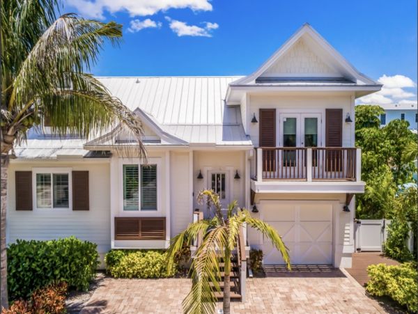 Charming Coastal Retreat in Holmes Beach - 3 Bedroom Vacation Rental Pool