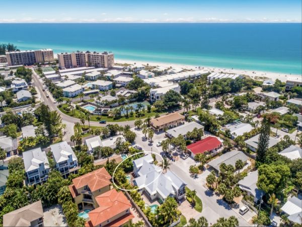 Charming Coastal Retreat in Holmes Beach - 3 Bedroom Vacation Rental Pool