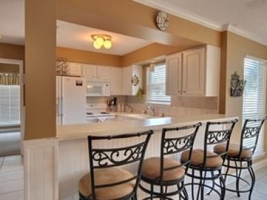 Fully equipped kitchen with breakfast bar Fully equipped kitchen with breakfast bar
