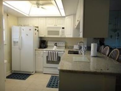 Fully equipped kitchen with breakfast bar Fully equipped kitchen with breakfast bar