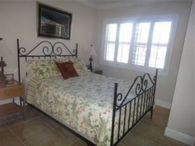 Guest bedroom with queen bed Guest bedroom with queen bed