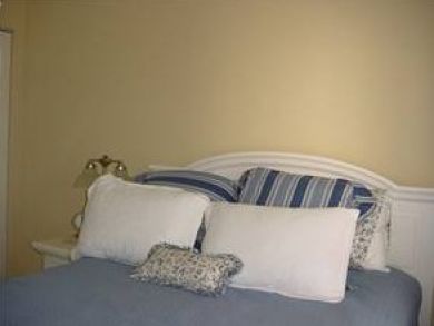 Guest bedroom with queen bed Guest bedroom with queen bed