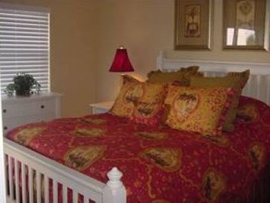 Master bedroom with queen bed Master bedroom with queen bed