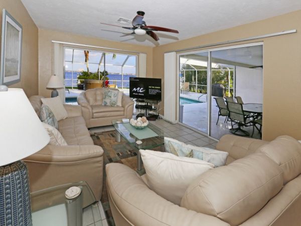 Four Bedroom Cape Coral Vacation Home with Pool & Hot Tub