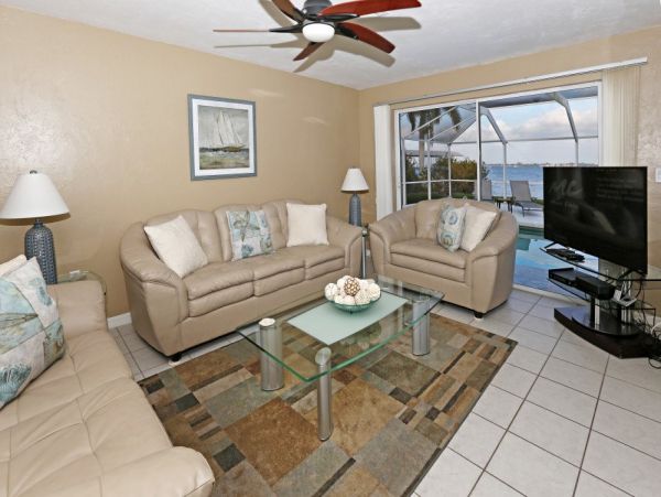 Four Bedroom Cape Coral Vacation Home with Pool & Hot Tub