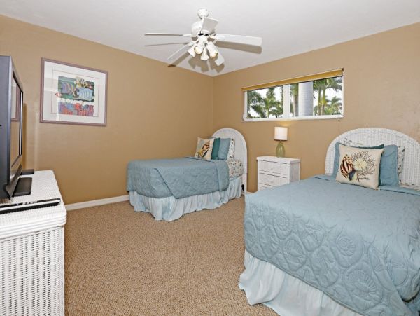 Four Bedroom Cape Coral Vacation Home with Pool & Hot Tub