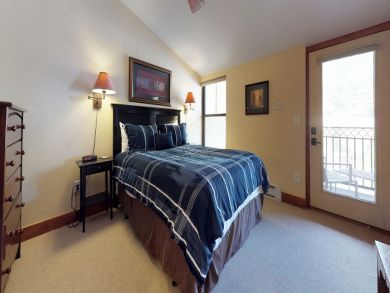 Three Bedroom Luxury Lionshead Vacation Rental Walk to Slope