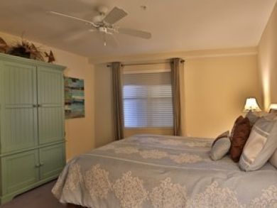 Guest bedroom with queen bed