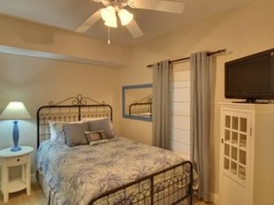 Guest bedroom with queen bed
