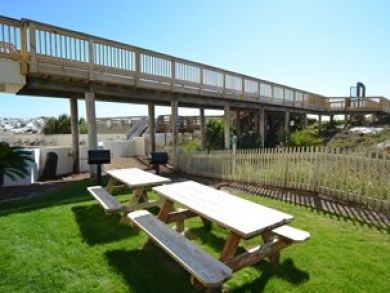 BBQ grill & outdoor dining area