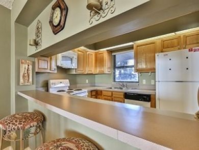 Full kitchen & breakfast bar