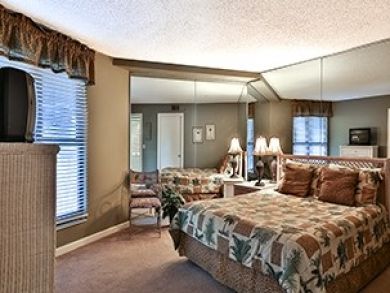 Guest bedroom with queen bed