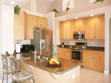 Fully equipped kitchen with breakfast bar