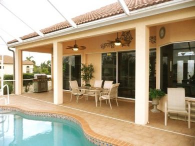 Outdoor dining area & BBQ grill on porch