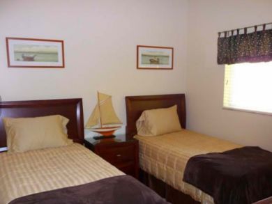 Bedroom 3 with twin beds