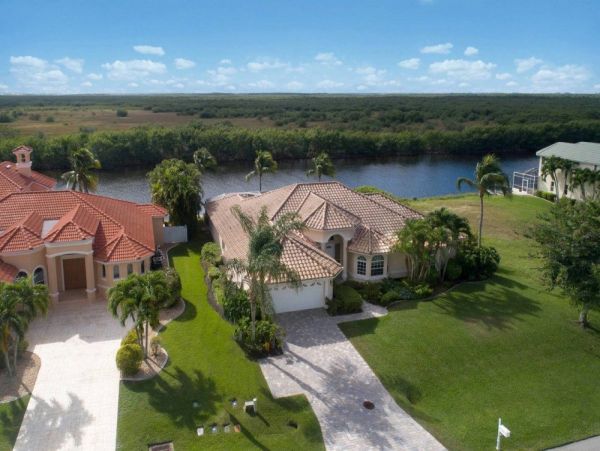 Cape Coral Luxury Pool Vacation Home