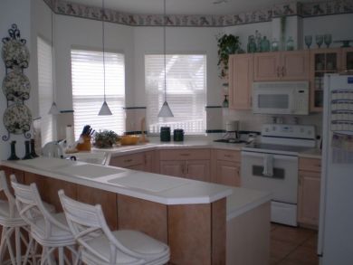 Fully equipped kitchen with breakfast bar