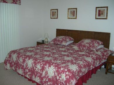 Master bedroom with queen bed Master bedroom with queen bed