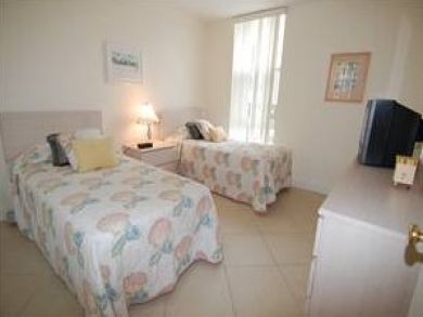 Guest bedroom with twin beds