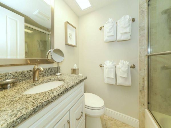 Siesta Key Two Bedroom Stylish Coastal Retreat
