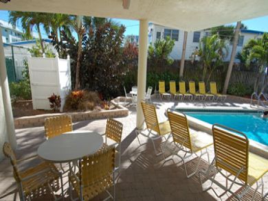 Poolside dining & lounging area