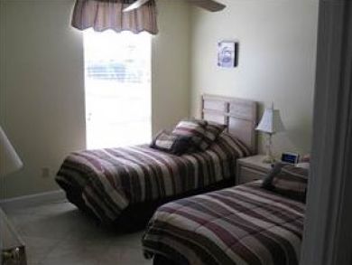 Guest bedroom with twin beds