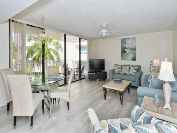Lovely Beachside Vacation Condo on Sunny Siesta Key