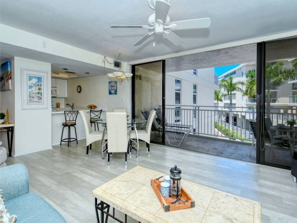 Lovely Beachside Vacation Condo on Sunny Siesta Key