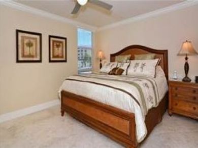 Master bedroom with queen bed Master bedroom with queen bed