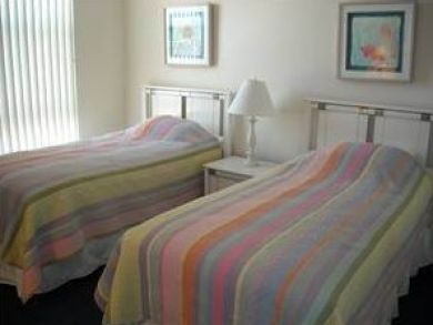 Guest bedroom with twin beds